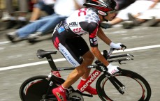 PG游戏：全主力雄鹿爆冷溃败掘金残阵，字母哥无奈见证团队危机