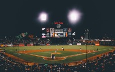 PG：亚马尔迪拜度假温情时刻 与孩子们沙滩足球赛点燃欢乐